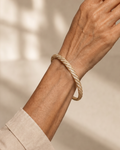 Topazia | Brazalete Delgado con Incrustación de Cristal Retorcido
