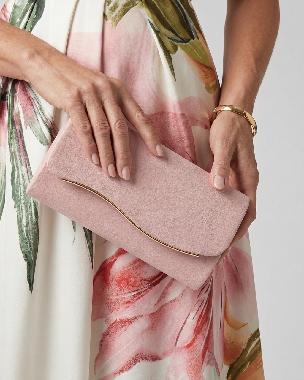 Noemi | Clutch tipo sobre con acento metálico curvado