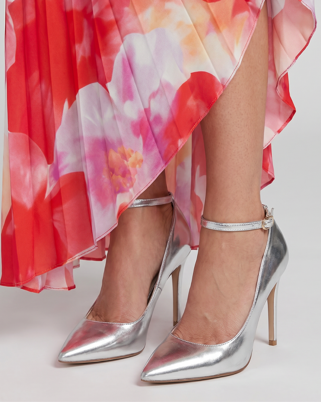 Marielle | Zapatos de tacón con correa al tobillo y puntera afilada, acabado metalizado