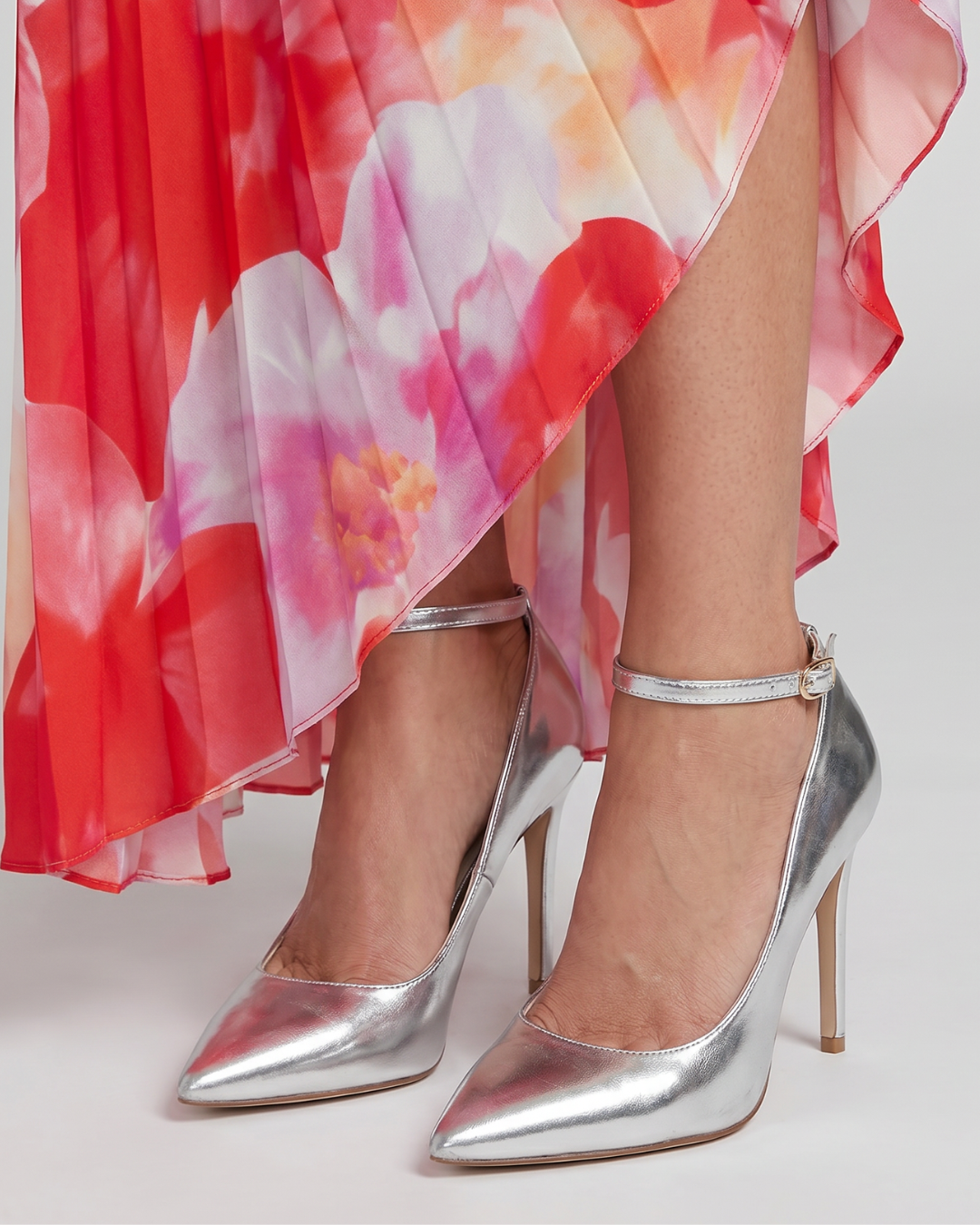 Marielle | Zapatos de tacón con correa al tobillo y puntera afilada, acabado metalizado