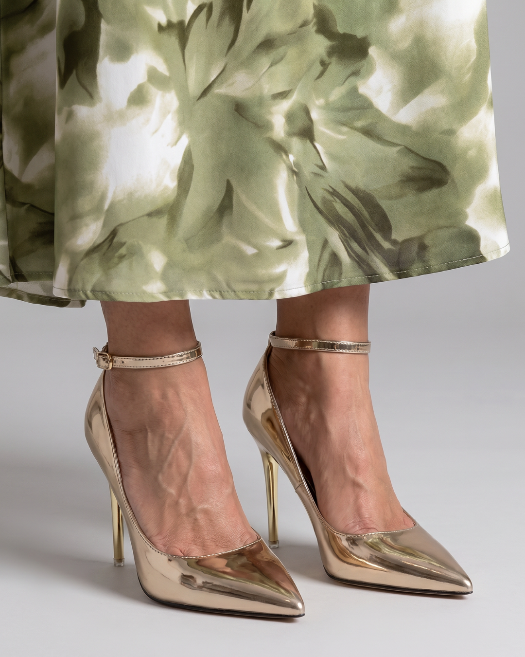 Elowen | Pumps de punta afilada con correa de tobillo y acabado metalizado