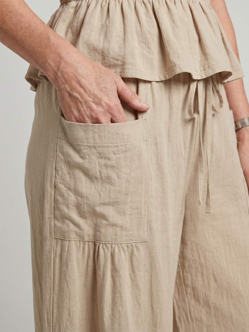 Eirenne | Conjunto de top fruncido con detalle de peplum y pantalones de pierna ancha
