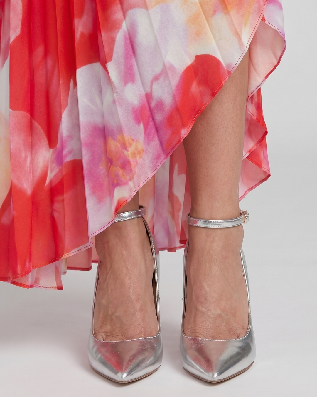 Marielle | Zapatos de tacón con correa al tobillo y puntera afilada, acabado metalizado
