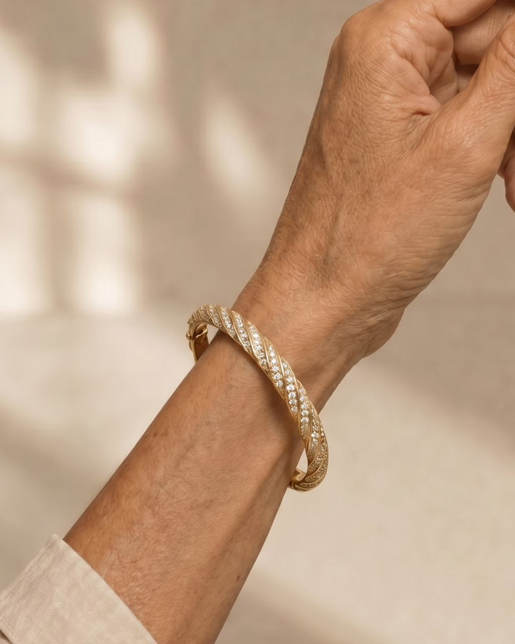 Topazia | Brazalete Delgado con Incrustación de Cristal Retorcido