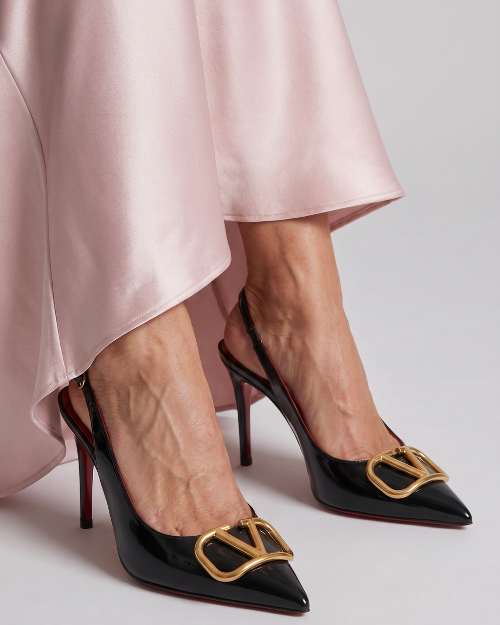 Althea | Tacón de aguja con puntera afilada y correa trasera