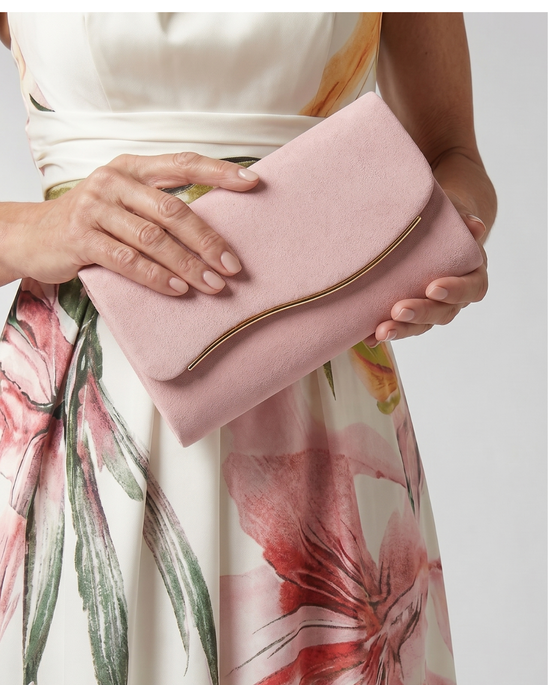 Noemi | Clutch tipo sobre con acento metálico curvado