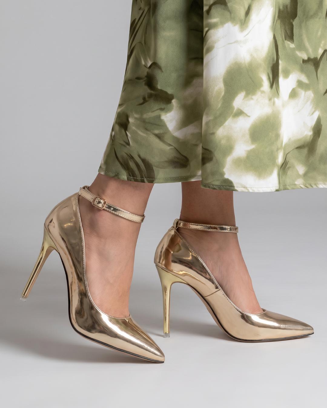 Elowen | Pumps de punta afilada con correa de tobillo y acabado metalizado