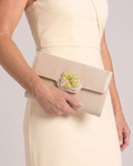 Evadne | Bolso clutch satinado tipo sobre con broche de cristal