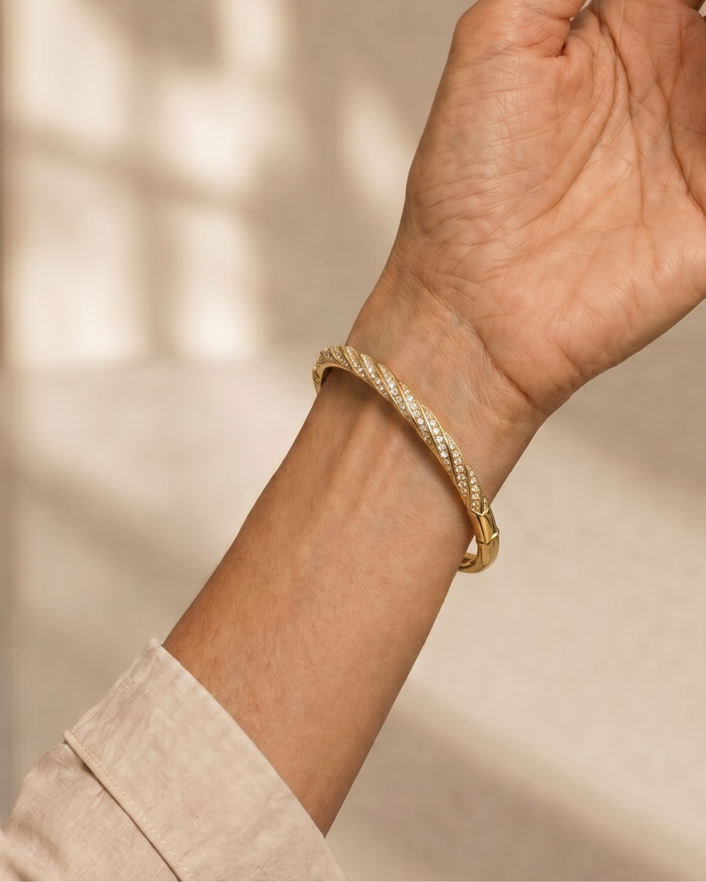 Topazia | Brazalete Delgado con Incrustación de Cristal Retorcido