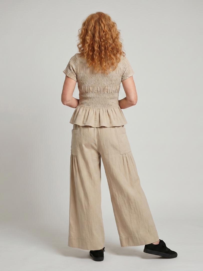 Eirenne | Conjunto de top fruncido con detalle de peplum y pantalones de pierna ancha