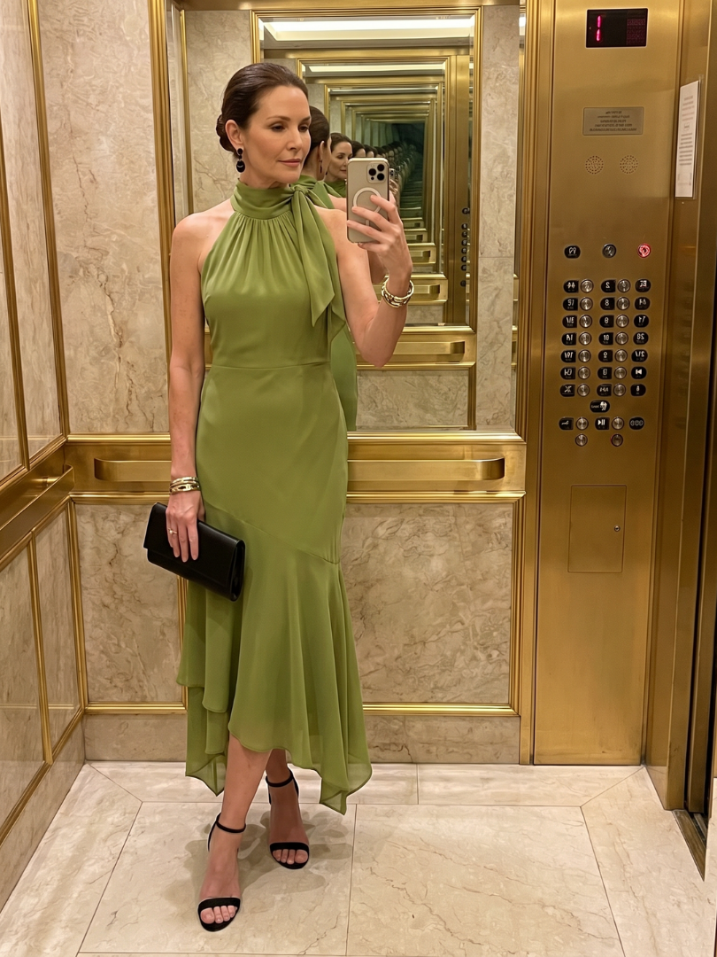 Winifred | Vestido midi drapeado con cuello halter y escote con recorte