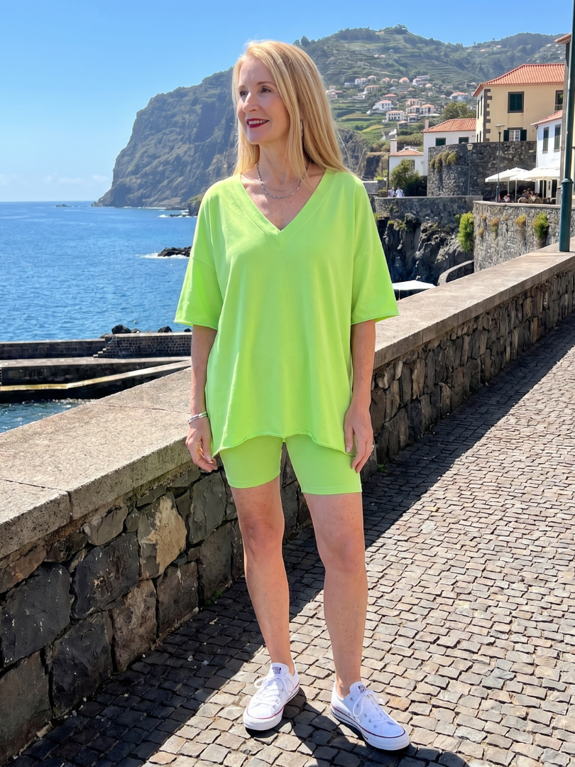 Lucinda | Conjunto de top con escote en V y shorts de corte relajado