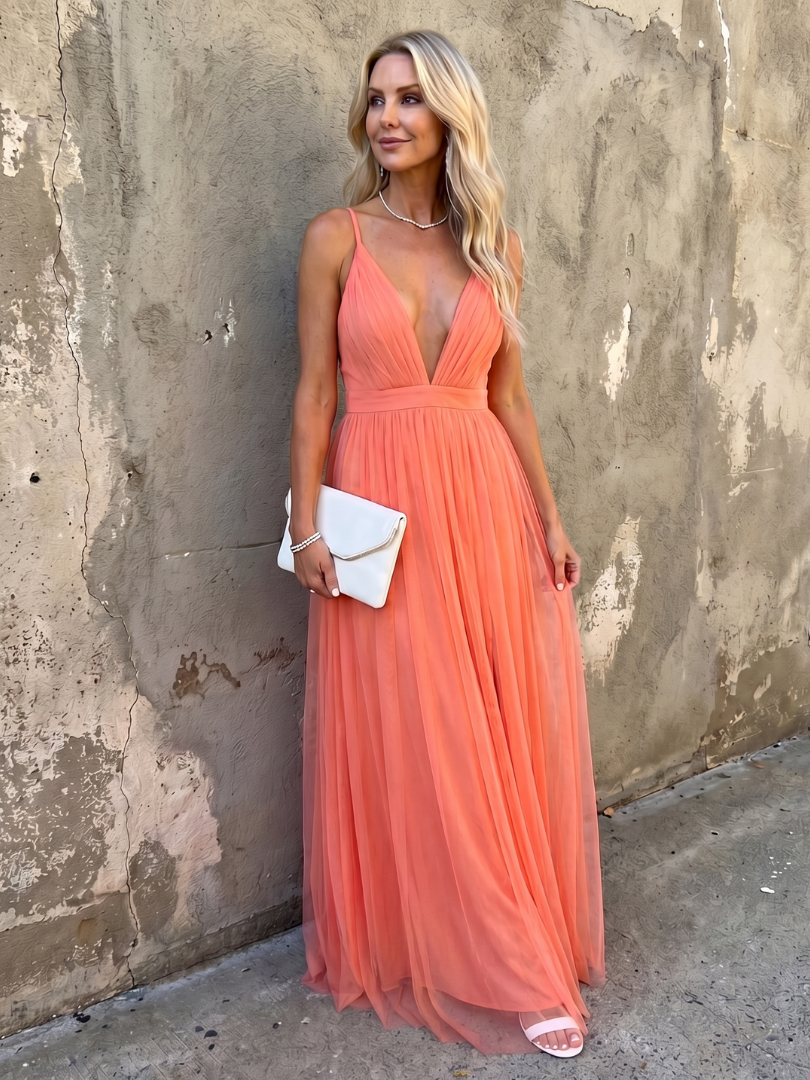 Tia | Vestido maxi plisado con escote en V profundo y tirantes