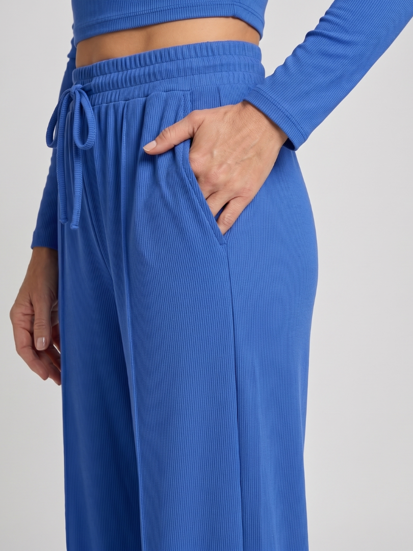 Avam | Conjunto de top corto de manga larga y cuello redondo con pantalones