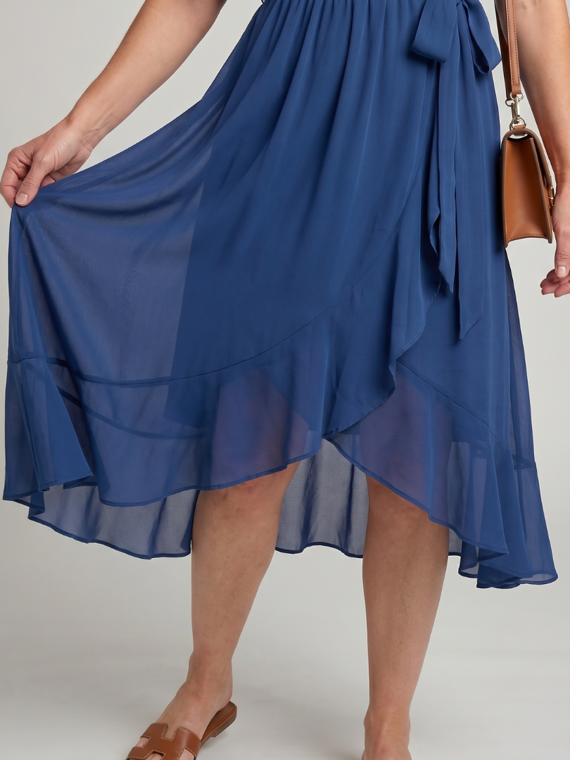 Keziah | Vestido midi envolvente de mangas cortas con dobladillo suave y fluido